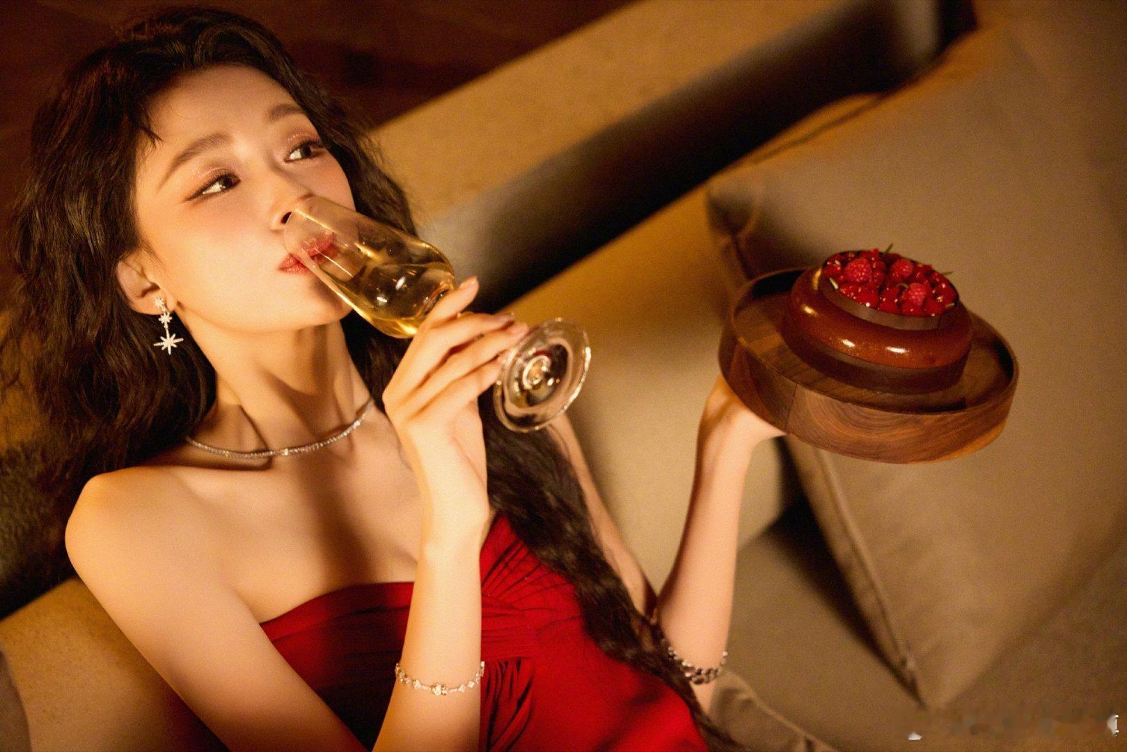 孙怡爱你老己 被孙怡“爱你老己”戳中了！红裙墨镜香槟杯，生日就该这样取悦自己，没