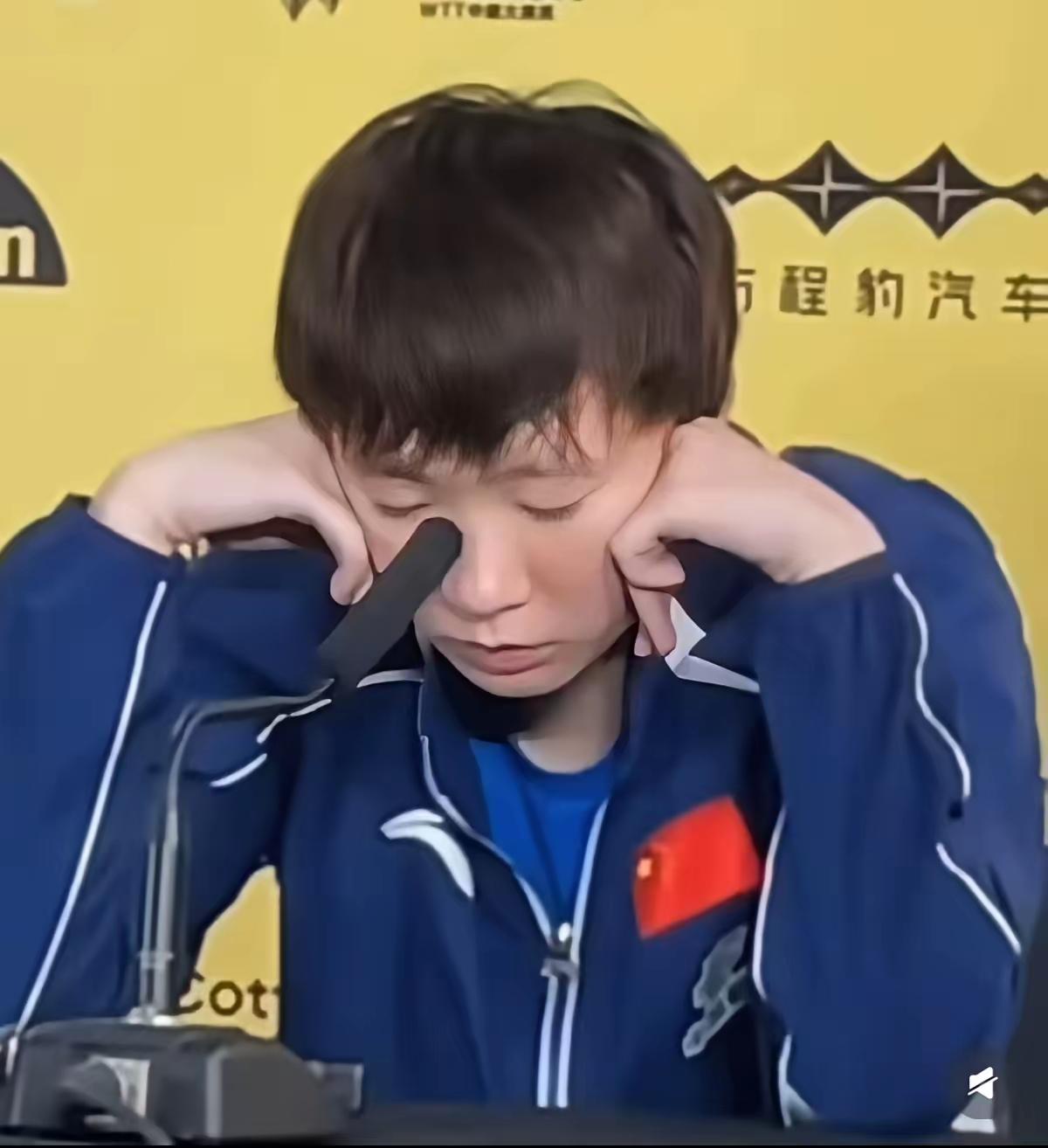 王曼昱啊王曼昱，
采访前的这个镜头，
真的是把你暴露了！
 
看着她双手托着脸颊