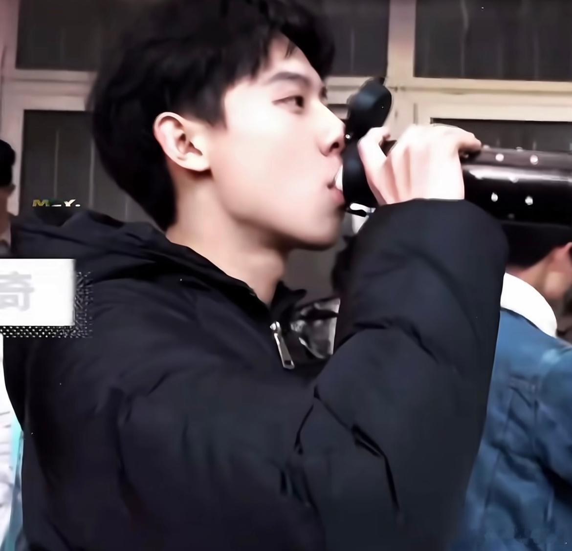 就这个早期萌感周奇 ​​​