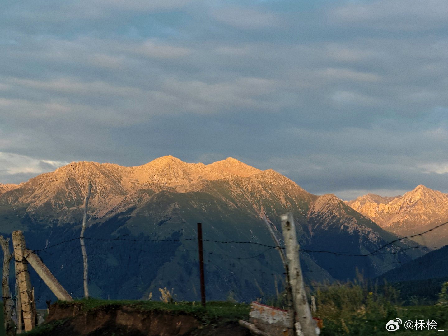 在琼库什台不知名的山峰无意间在盘山路上看到了日照金山🏔接好运啦