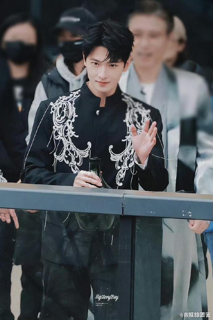 杨洋居然还留着那个大绿瓶杨洋的大绿瓶不仅是道具，似乎也是他自己的一种独特符号。 