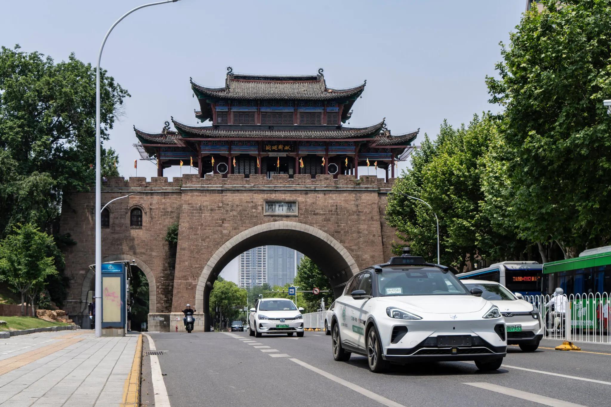 中国正在测试中的无人驾驶汽车数量超过世界任何其他国家。武汉晴川阁附近，有很多百度