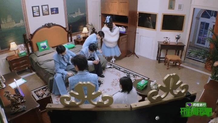 刘宇宁问张凌赫为什么叫王赫还有刘宇宁没冲到的浪开始推理吧 刘宇宁指着“老公王.赫