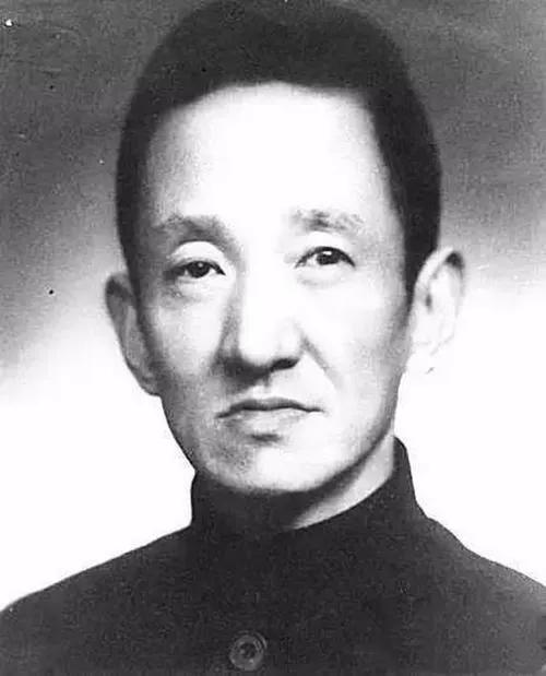 1919年，难忍丧妻之痛的陈布雷，竟然把满腔怒火发泄到女儿身上。突然，他像疯了一