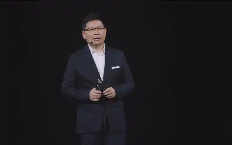 以为手机全线涨价会惹得天怒人怨？错，消费者正搬着板凳看大厂割肉。余承东一语道破天