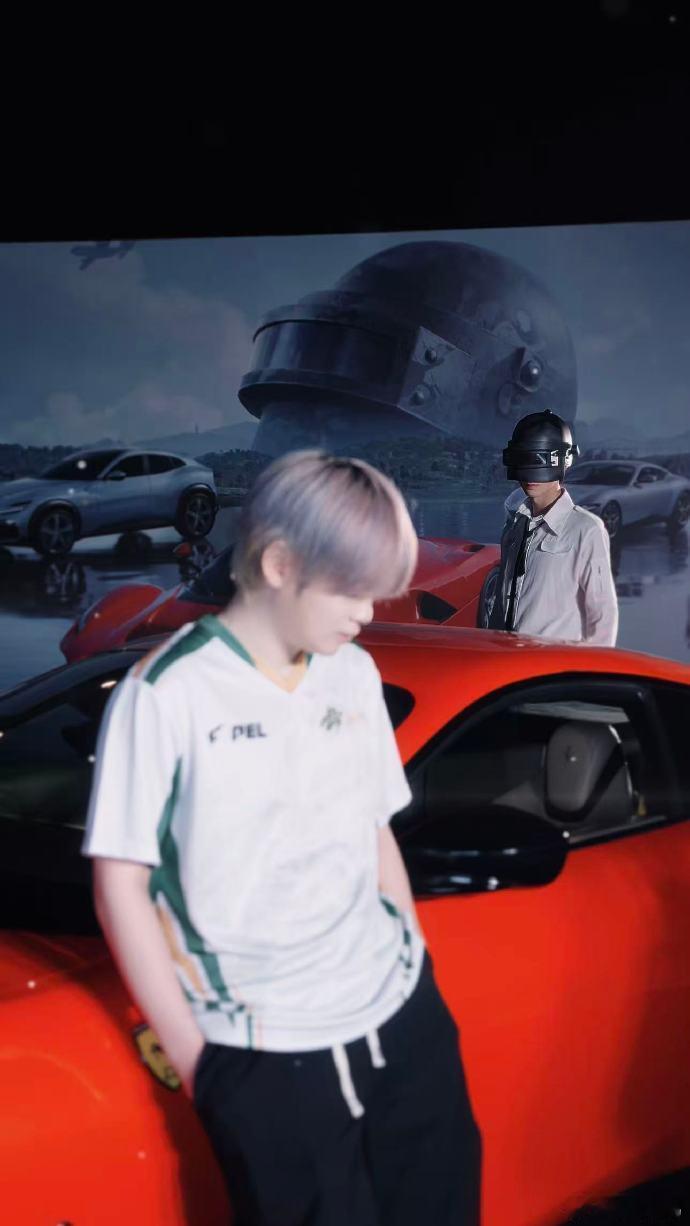 坐上诚C的车哪怕是超跑也愿意🥰真的好想拥有和诚 C 一起兜风的机会！近距离感受