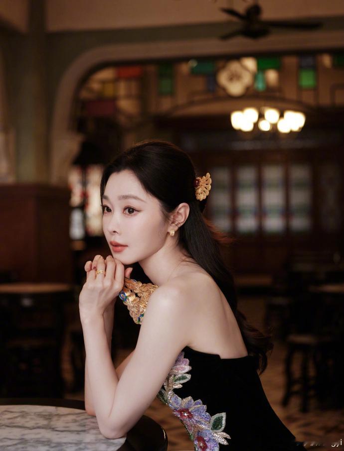 宋轶新中式美成啥样了 真的是我们的中式大小姐啊，太喜欢这一套造型了吧，我们的宋轶