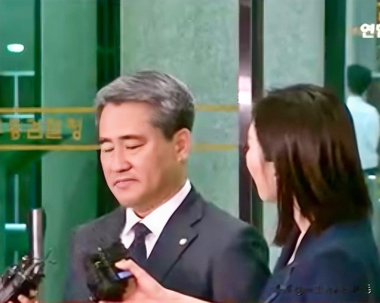 12日，韩国前总统尹锡悦的律师称：“看守所里温度颇高，而且尹锡悦由于患有糖尿病，