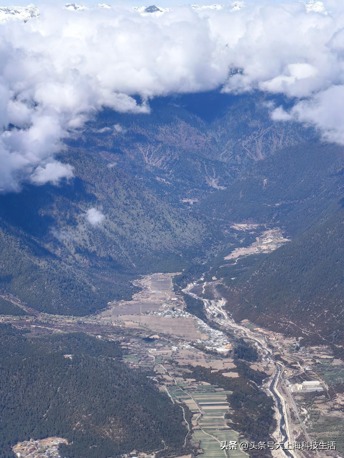 这一次飞林芝试驾问界M6的媒体，全部都体验了同一款飞机机型：空客A319。

这