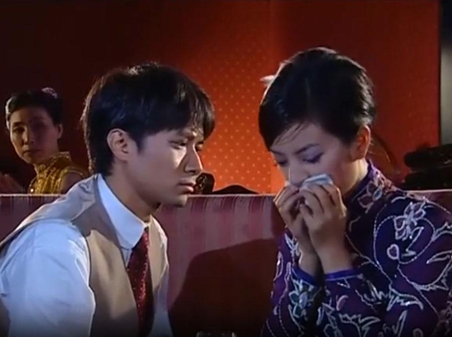 这两个男人都很心疼依萍。
尓豪泼依萍酒，酒还没干，依萍就得上台唱歌，书桓看着依萍