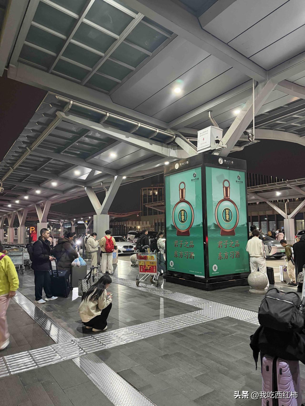 杭州的年轻人走了好多呀！
我是2017年在杭州买了两套公寓，最高点，两套一起花了