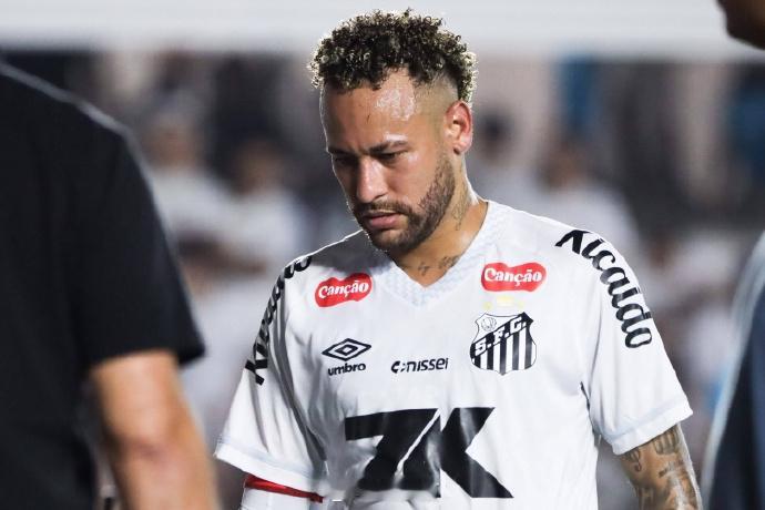 【内马尔回应落选】内马尔说落选很难过 内马尔落选巴西队新一期友谊赛名单，他难掩失