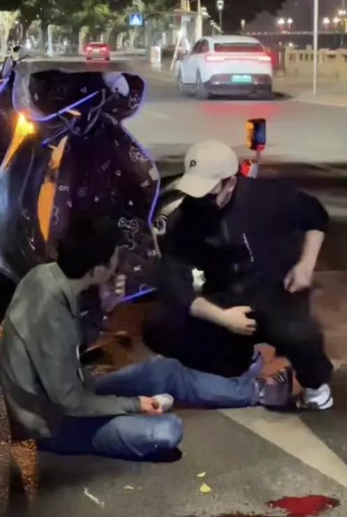 10月30日凌晨1点左右在广东韶关市沙洲尾的一个路口，市民石先生骑着电动车和一辆