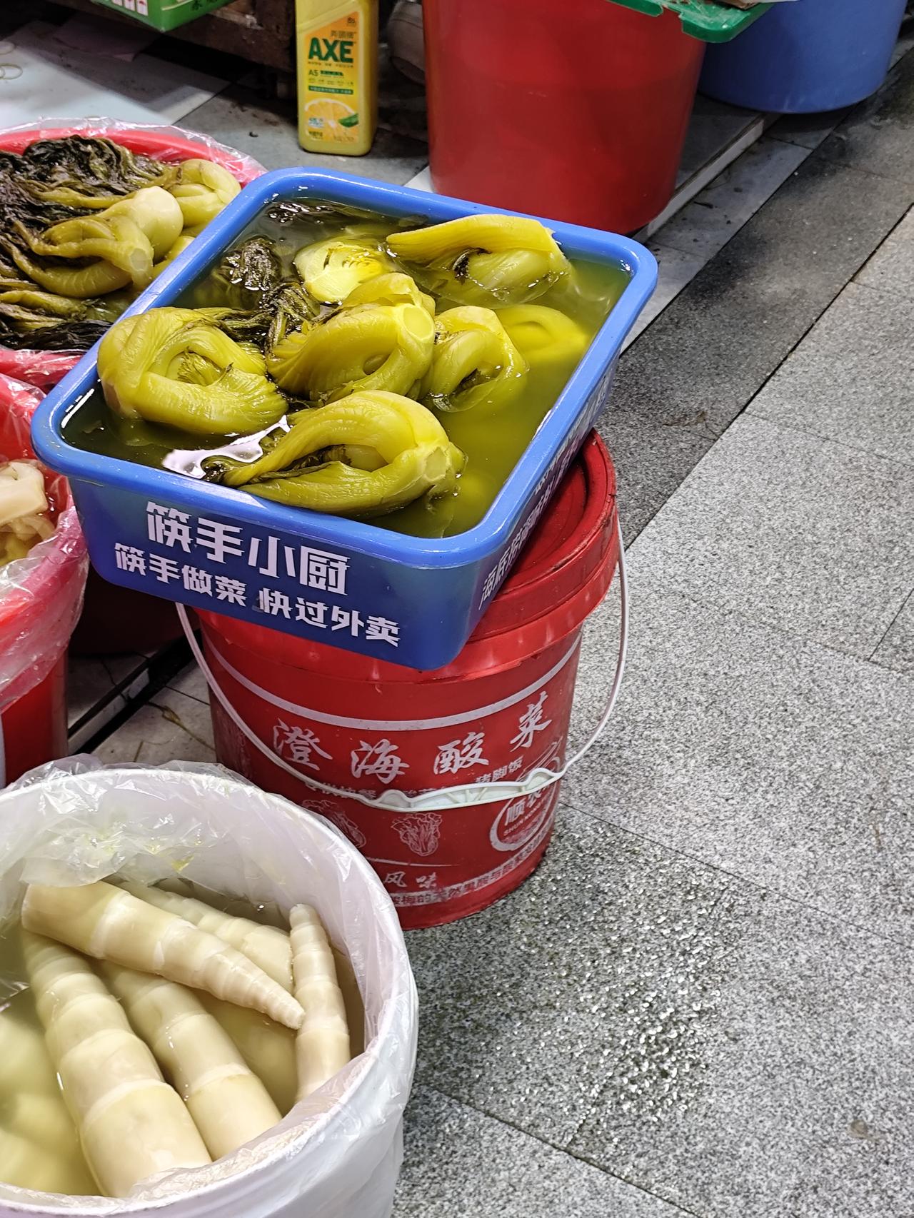 越想省钱的时候越容易被坑，水电坑了七八千，买伞也是买到坏的，啥都是有问题。今天物