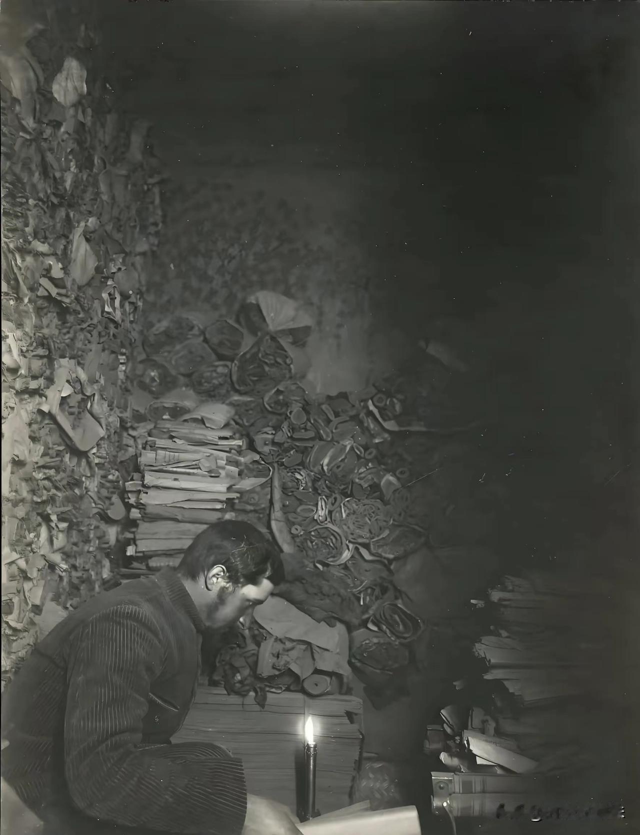 1908年，甘肃敦煌莫高窟，法国小偷伯希和协同当地盗贼，先后偷走6000余类珍贵