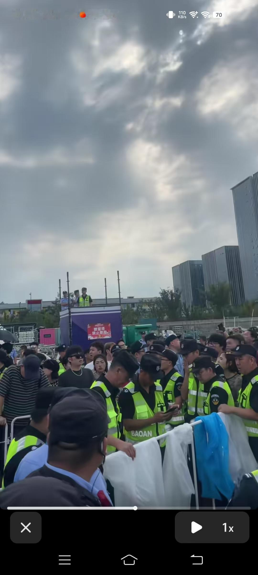 浙江杭州，网友发视频吐槽:杭州湾✘✘音乐节，明明vip区只能进1800人，为什么