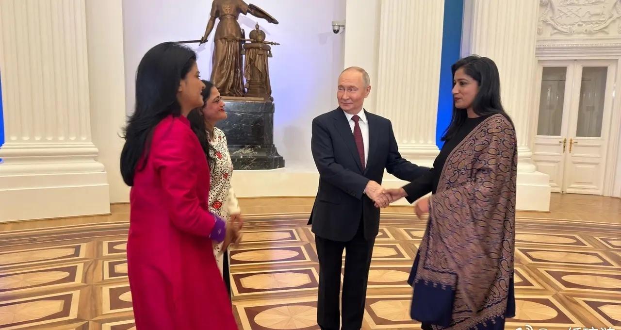 印度女记者的吹捧简直到了毫无顾忌的程度，不仅夸奖普京连续3天不休息工作，而且说的