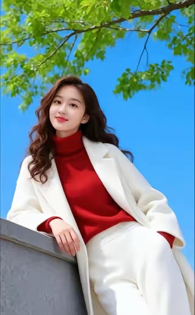 忆秦娥·晴风凝伫
晴光澈，
翠风轻拂鬓边雪。
鬓边雪，
素衫凝晓，
红衫藏热。