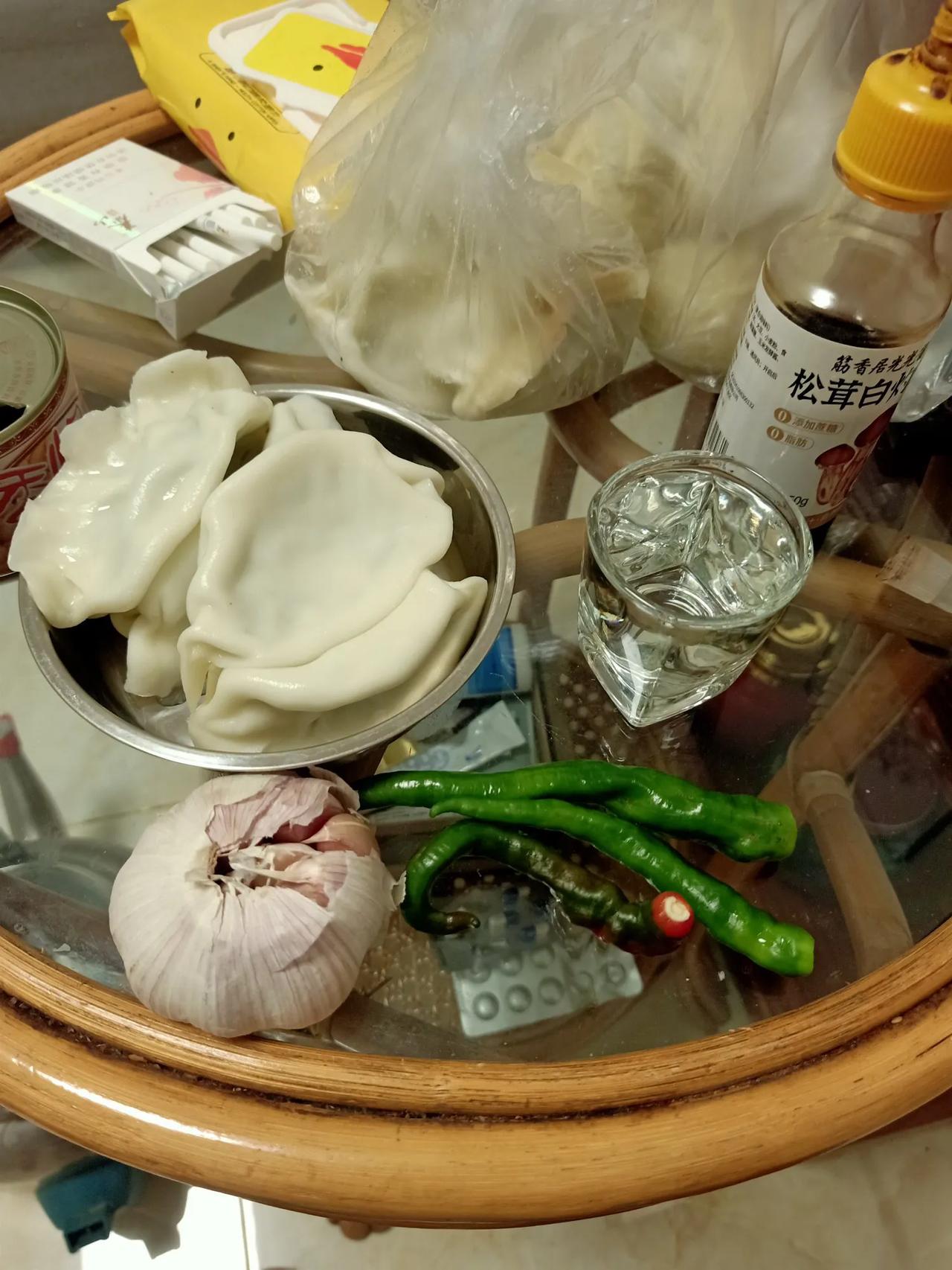 假期倒数第二天
孩子返校了
老婆去外地上班去了
只留我自己一个人
昨天剩的鲅鱼水