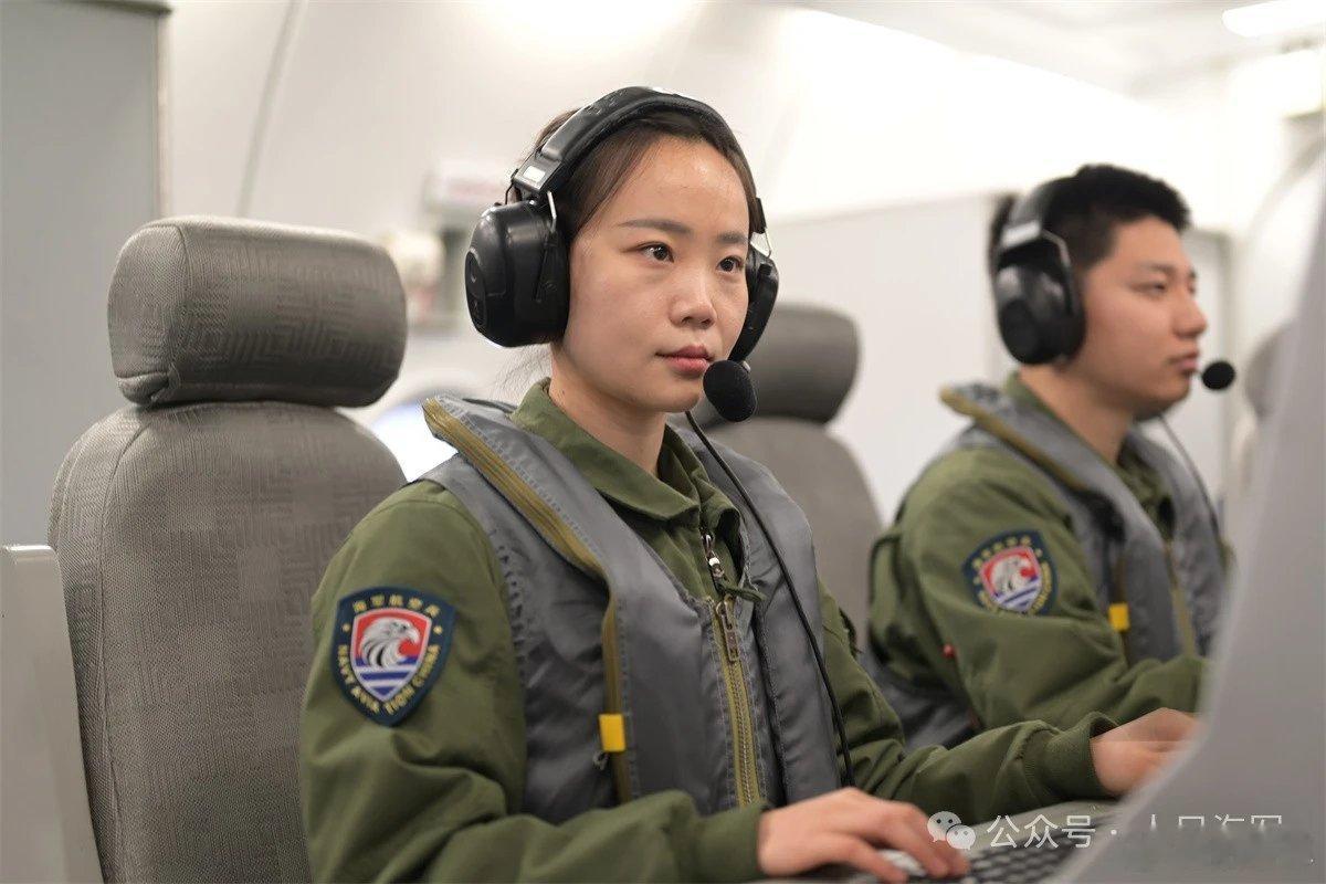 北部战区海军航空兵某大队女兵娄天慧，首批女性空中声纳员 ​​​