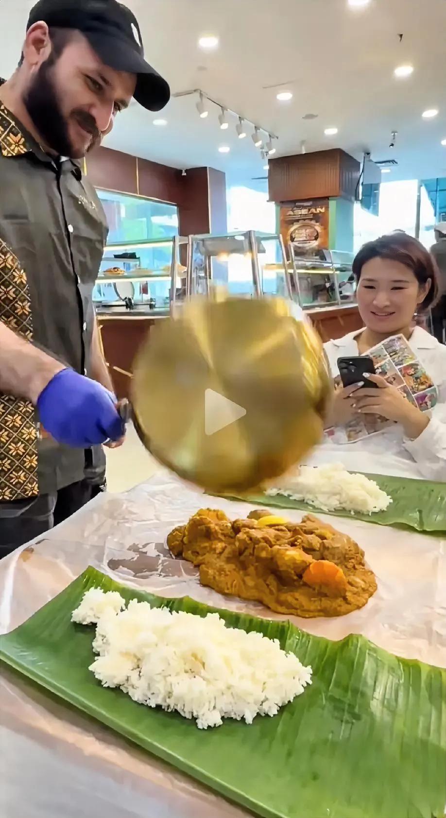 中国美女体验印度美食，菜一上桌傻眼了，服务员和美女都笑了！
说实话印度饭菜挺实惠