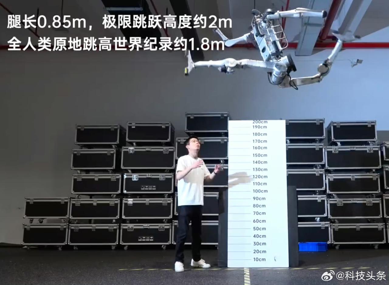 为何我会坚定看好机器人产业。
宇树发布超人机器人 
因为它除了建筑、工厂、商业、