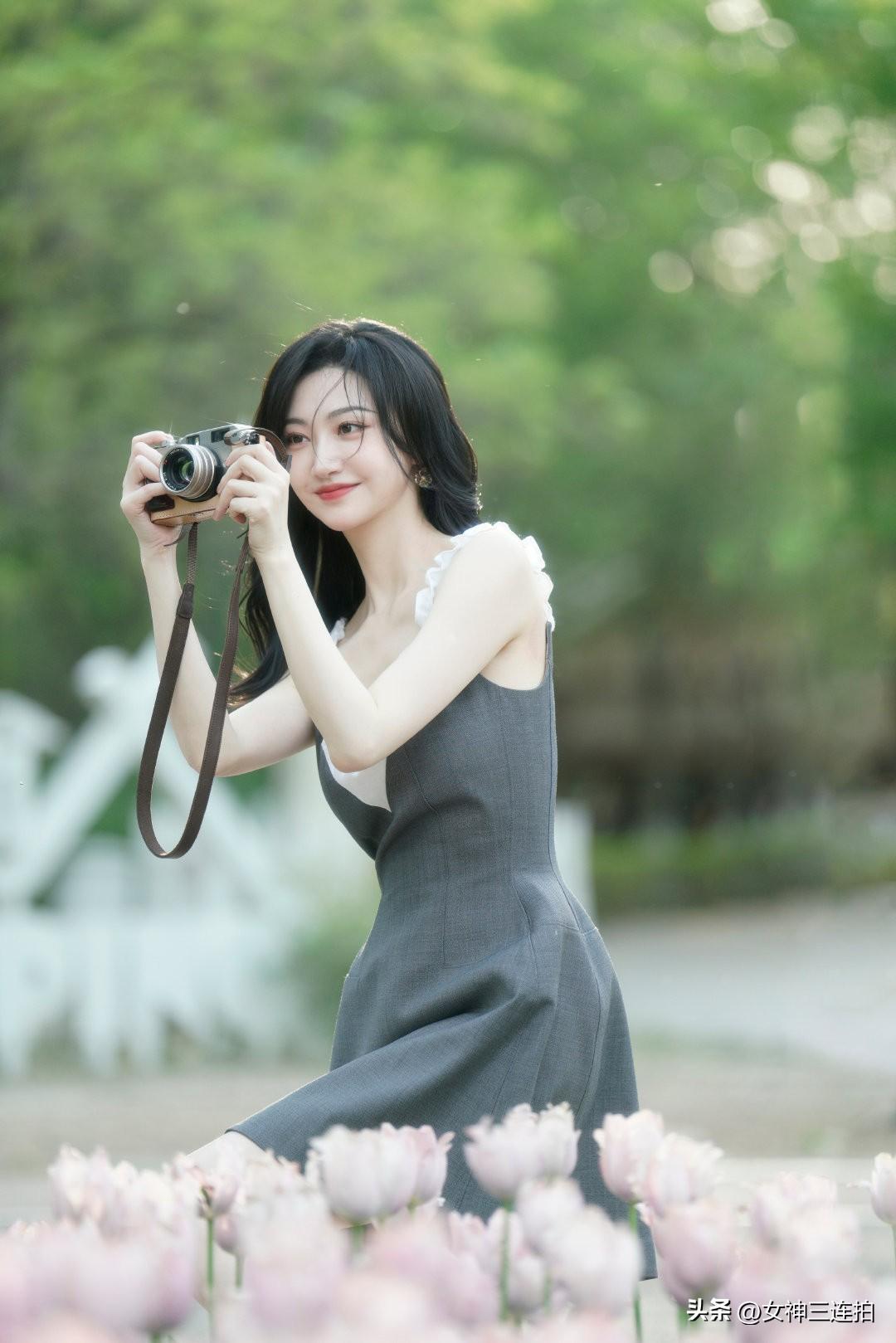 少女与花海，相机定格美好瞬间