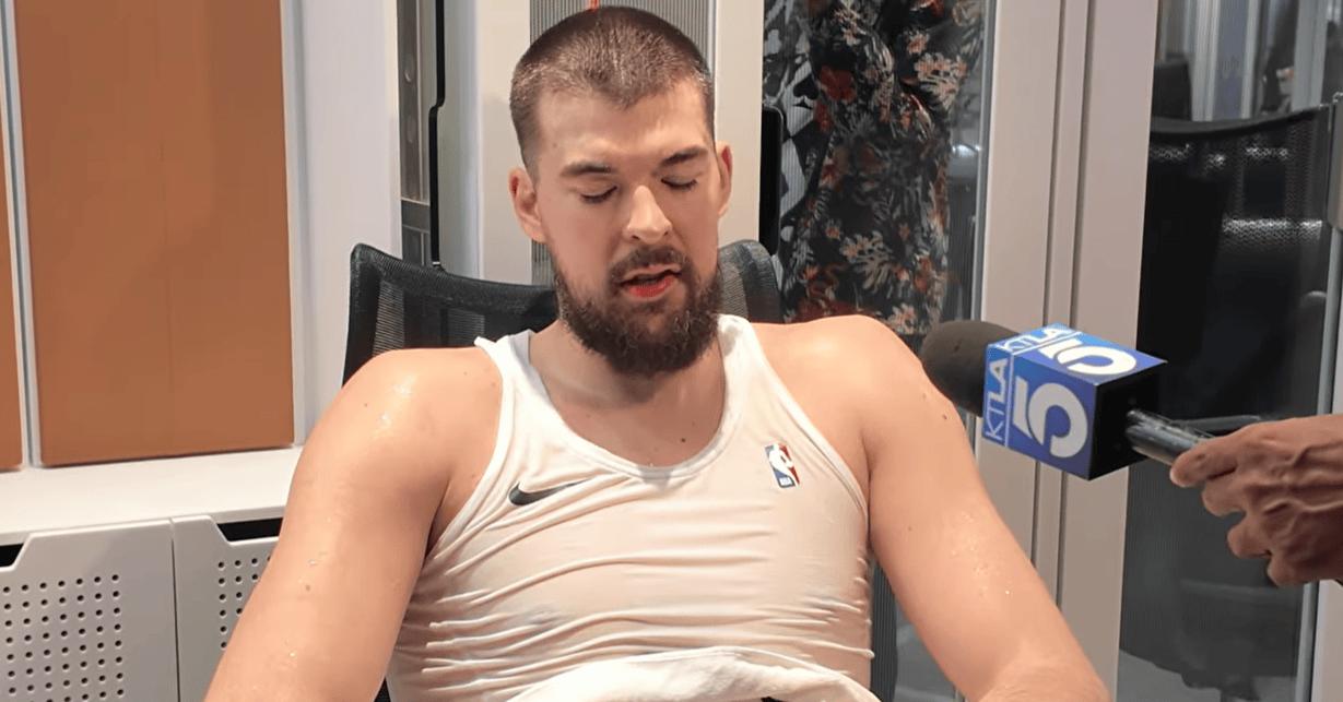 快船就像一个体制僵化的企业 服从管理人情世故。
之前很多证实不好用的球员，在快船