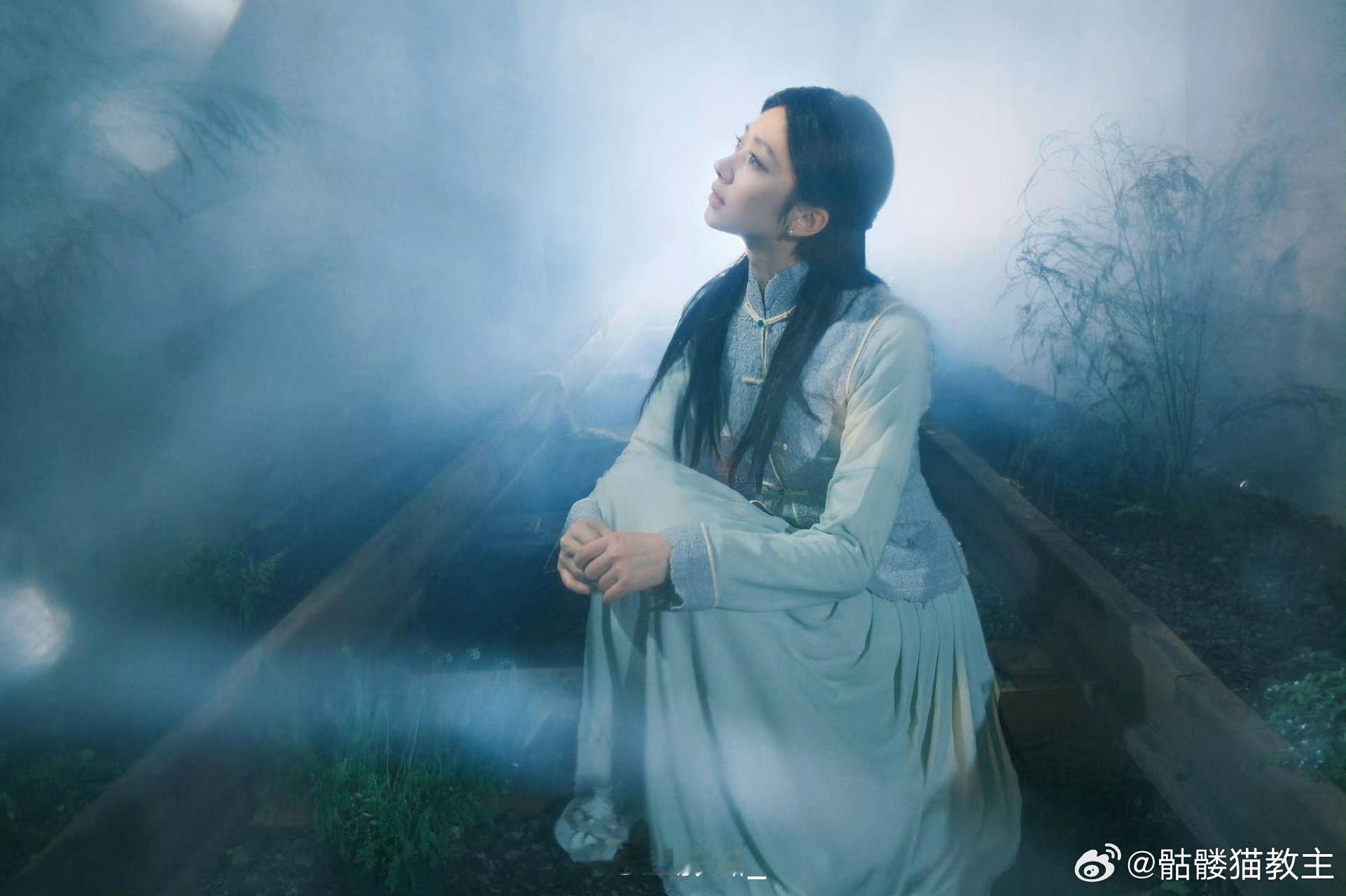 王影璐你们不要再打了 看到王影璐的新图，真的被她的气质征服了，蓝色眼影不仅没有掩