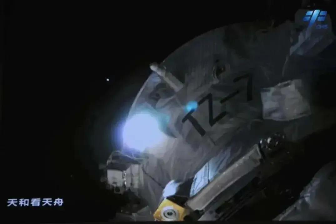 “天舟七号”实现与中国🇨🇳空间站顺利对接。标着“TZ-7”字样的飞船停靠在组