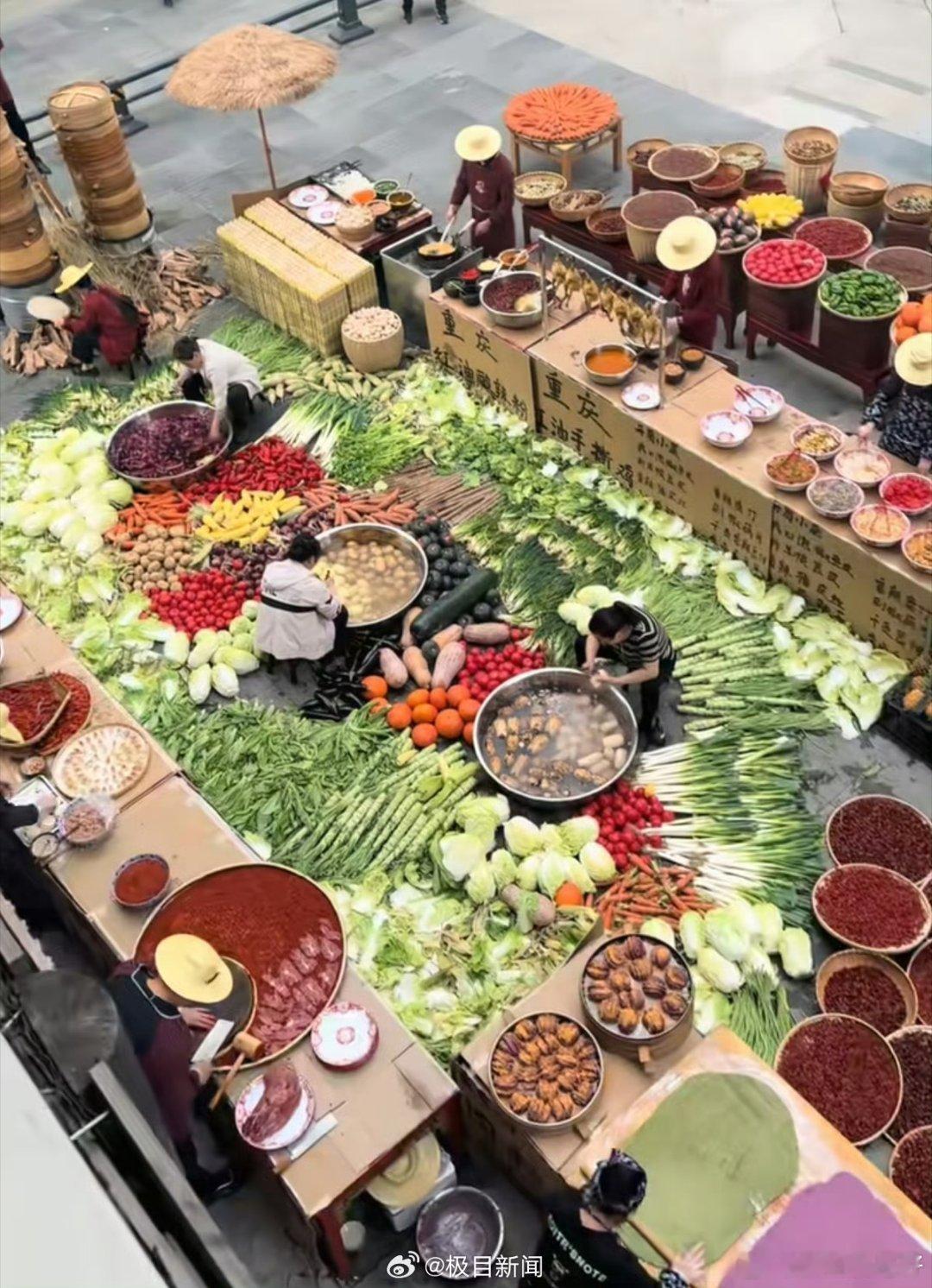 郑州一火锅店露天洗菜做饭如调色盘这样挺好的，至少看得见菜都是新鲜的，而且都是洗干