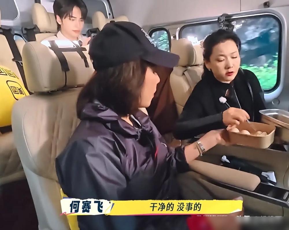 刘嘉玲吃早饭时，拿了四五个鸡蛋，但只吃蛋白蛋黄就丢一边，何赛飞看后心疼的说：“哇
