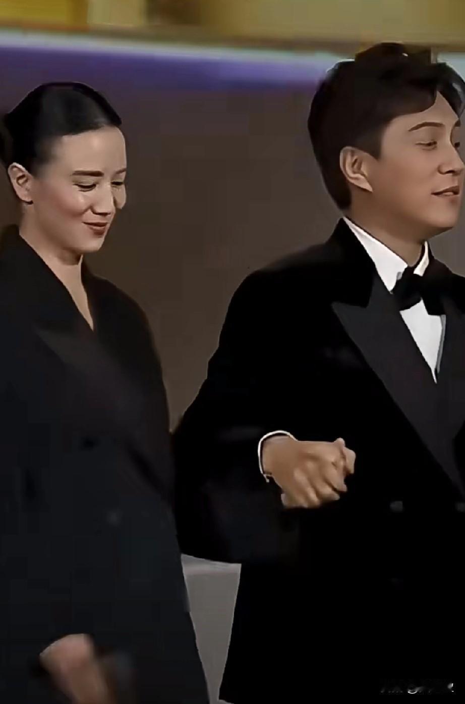 靳东和宋佳两人笑死了
他俩在一起真是一对活宝，
一对戏精，满满的CP感，太般配了