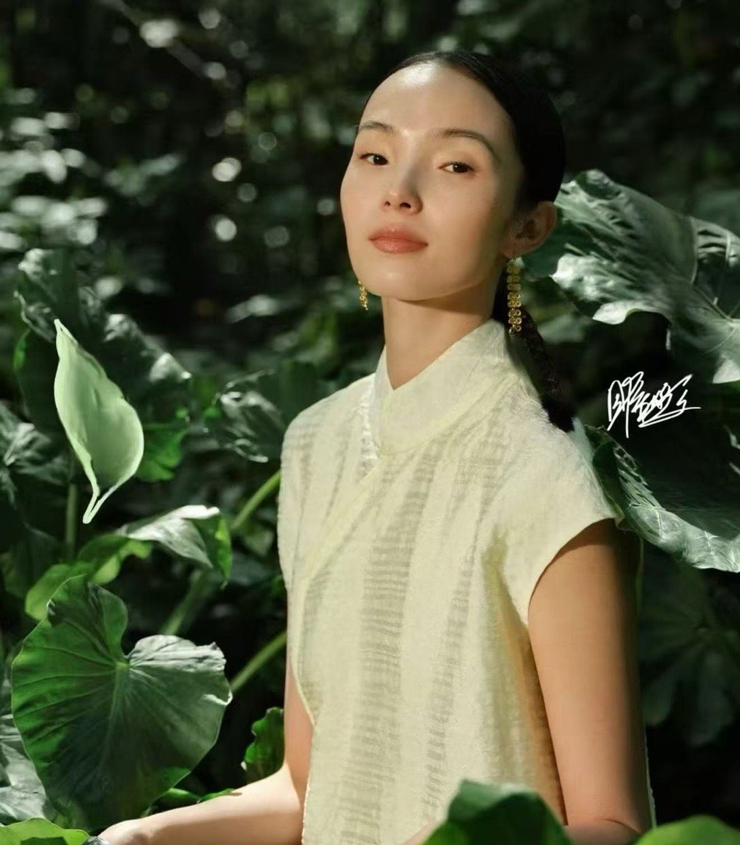 雎晓雯顶级东方淡颜骨相雎晓雯时尚圈宠儿 雎晓雯的美，是那种需要你多看几眼才能完全