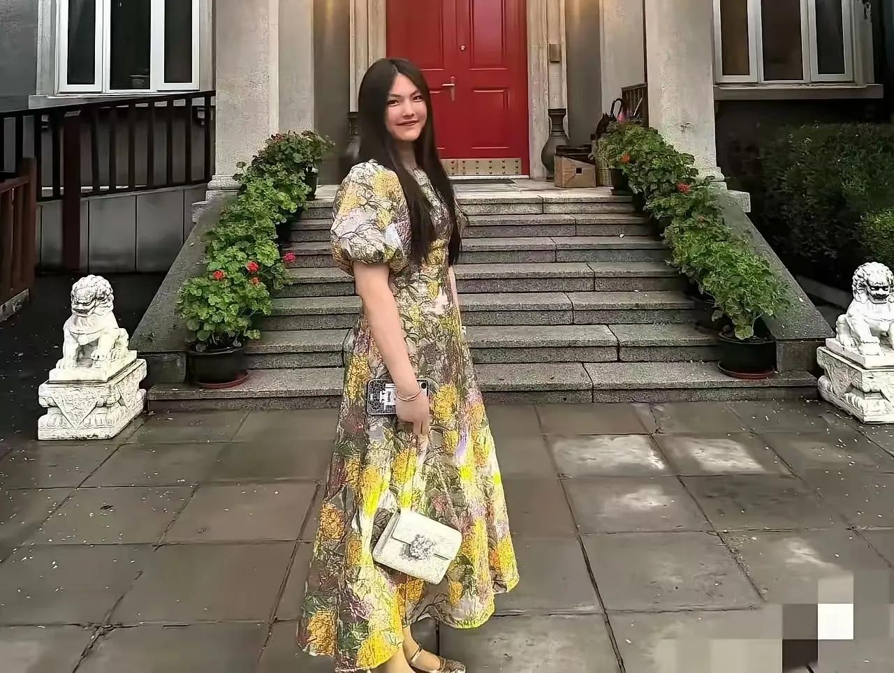 李湘的女儿穿着至少不漏，有修养。扮贵妇还有几十年时间慢慢扮，但花季少女只有几年。
