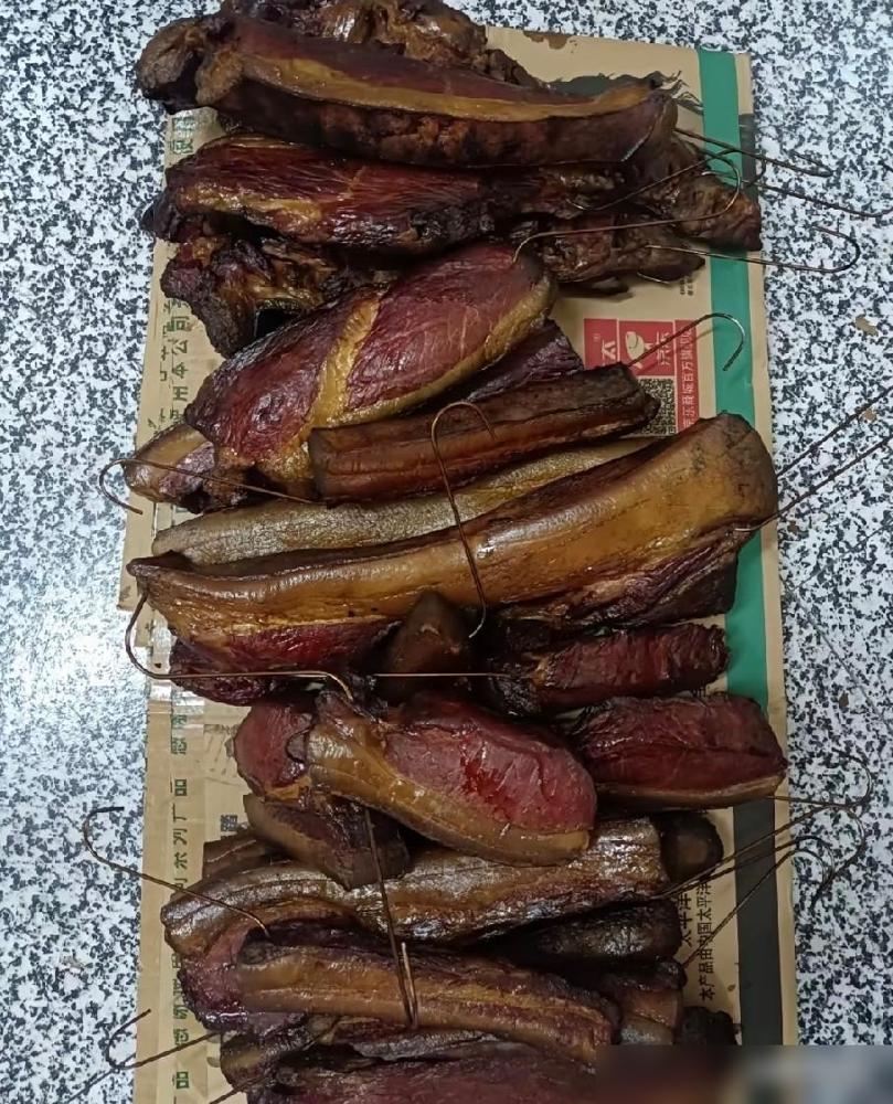 去年公公把我晒好的腊肉全都拿去送给小叔子。

今年我索性没晒，他却上门问我为什么