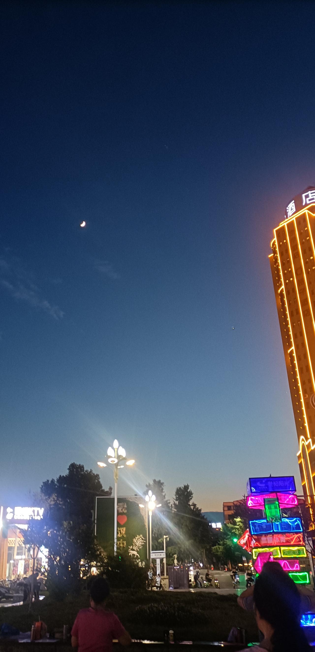 【夏之韵·端午之夜的月亮】夏日美景随拍
端午之夜，天气太热。
但端午之夜的月芽月