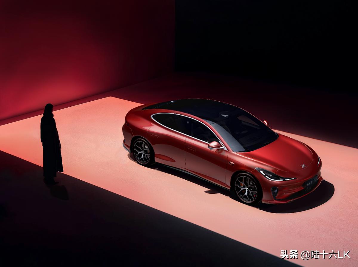 在车图中，全新L6采用艳丽红色车漆，搭配银色轮毂，还换装银色镀铬装饰的外后视镜和