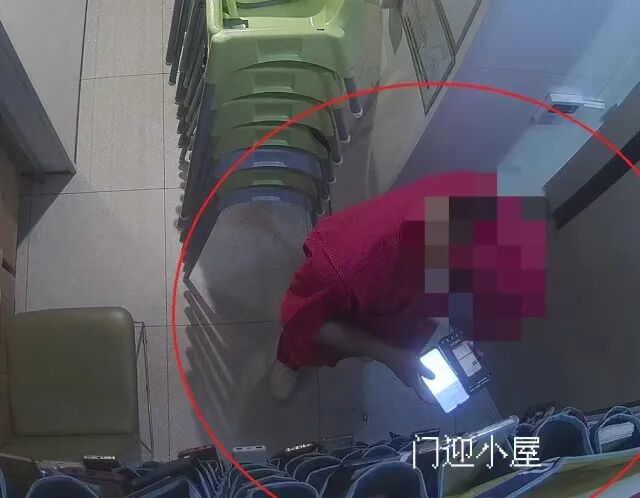 男子偷拿同事手机盗刷银行卡，多次作案后被刑拘
