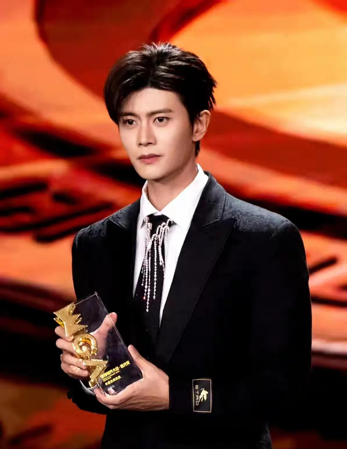 任嘉伦在《大唐荣耀》《流水迢迢》《暮白首》《暮色心约》这几部剧中演技都不错。角色