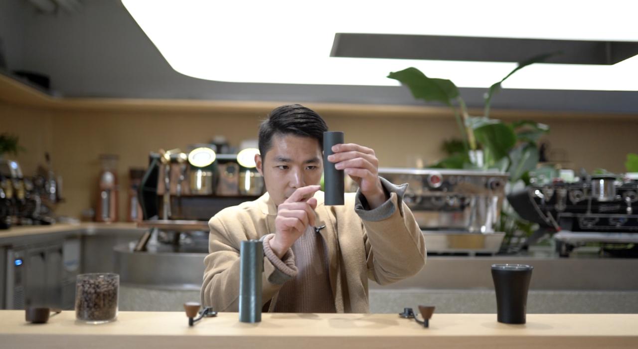 当看到图片的时候，你们就应该猜到，这是一期产品对比测评。
图片上两款产品几乎一模