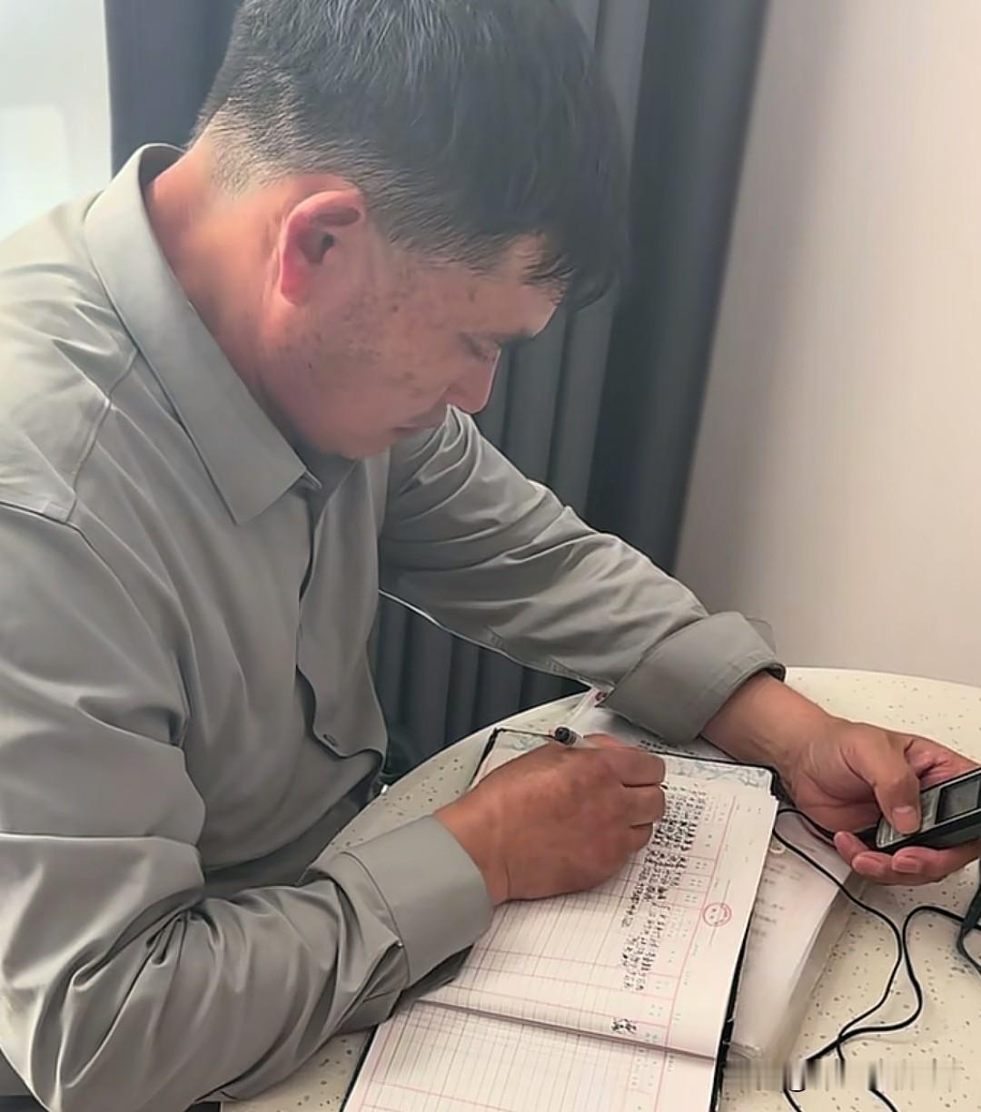反差感拉满！大衣哥手握老式诺基亚伏案记账，内容引全网好奇。
大衣哥朱之文，伏案记
