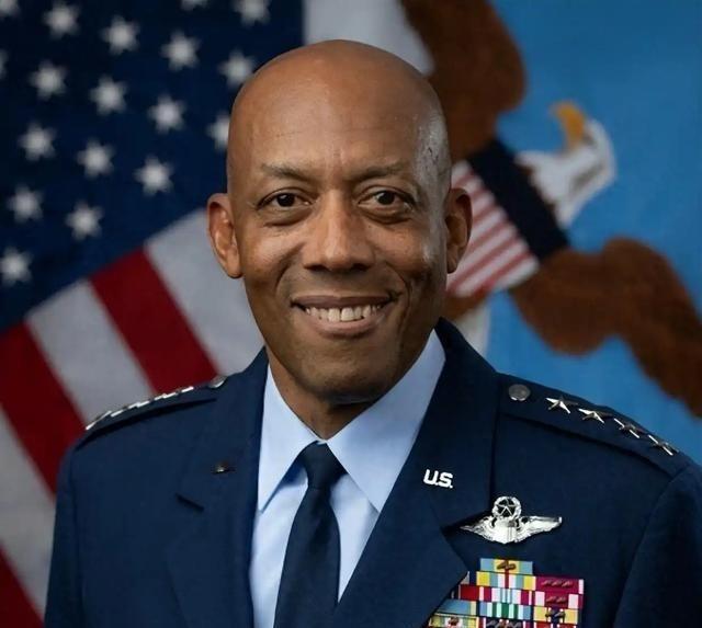 美国空军上将布朗在接受美国有线电视采访时表示：过去是美苏对峙，现在是美中对峙，而