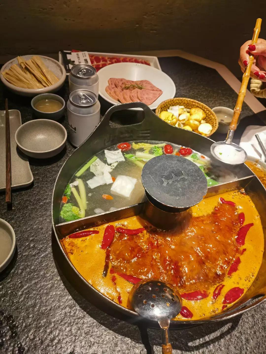 小火锅大好吃，这个是江南的鸳鸯锅，吃辣的可乐伺候，吃白的海鲜管饱，你说畅快淋漓尽