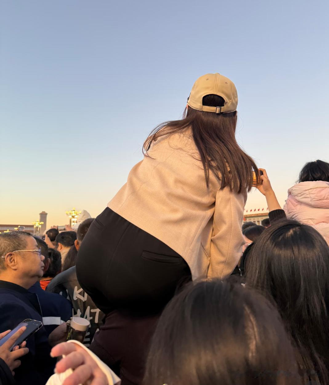 看升旗的能不能有点素质？
小孩被举起来就算了，大人也可以被举起来吗？一个人被举起
