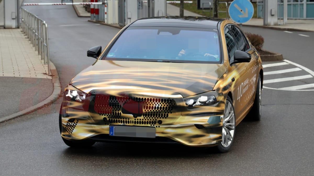 2027款金色奔驰S级：比以往更多的技术闪耀！
    2027年，梅赛德斯-奔