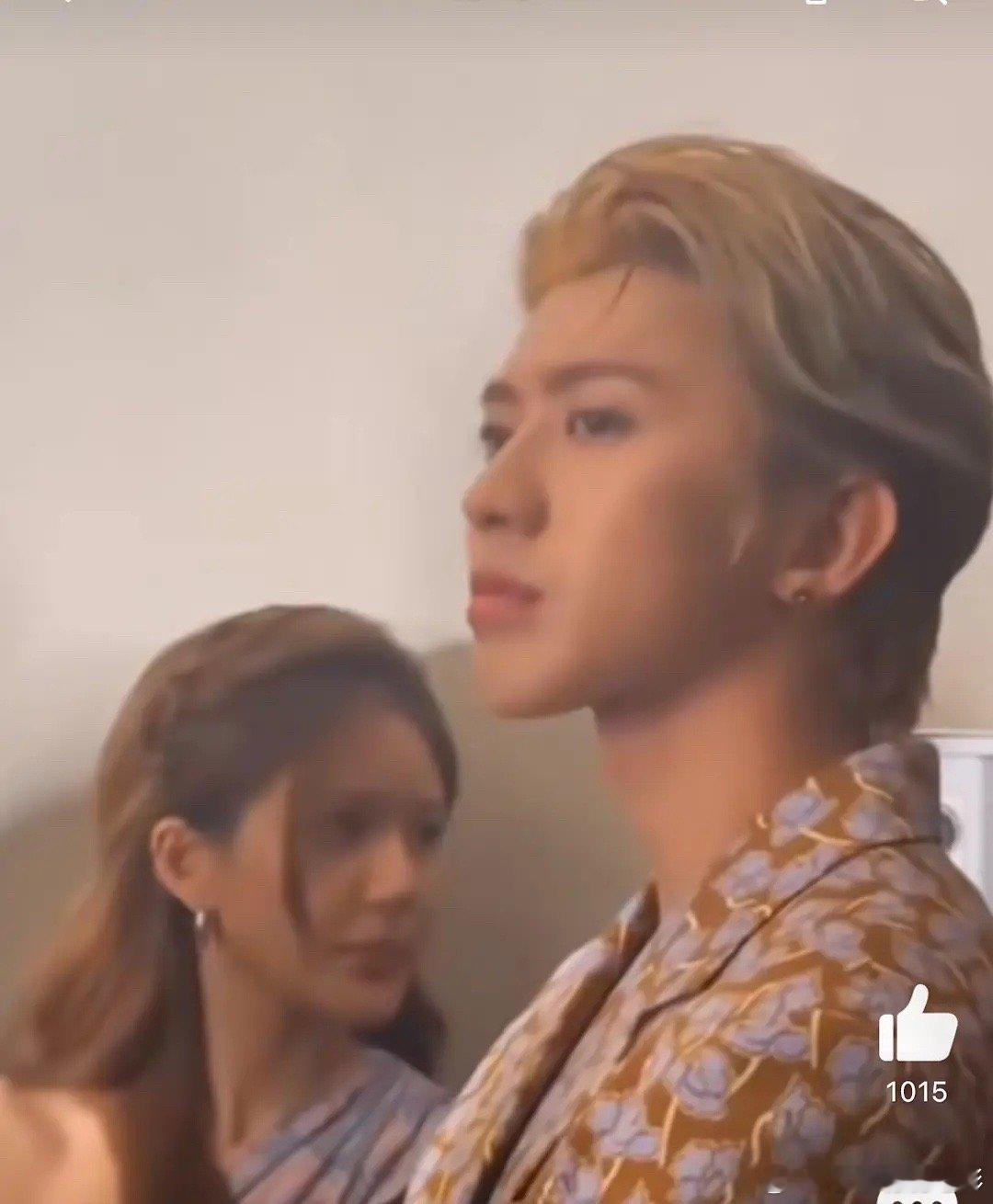 蔡徐坤和赵露思同框，怎么这么好笑[允悲] ​​​