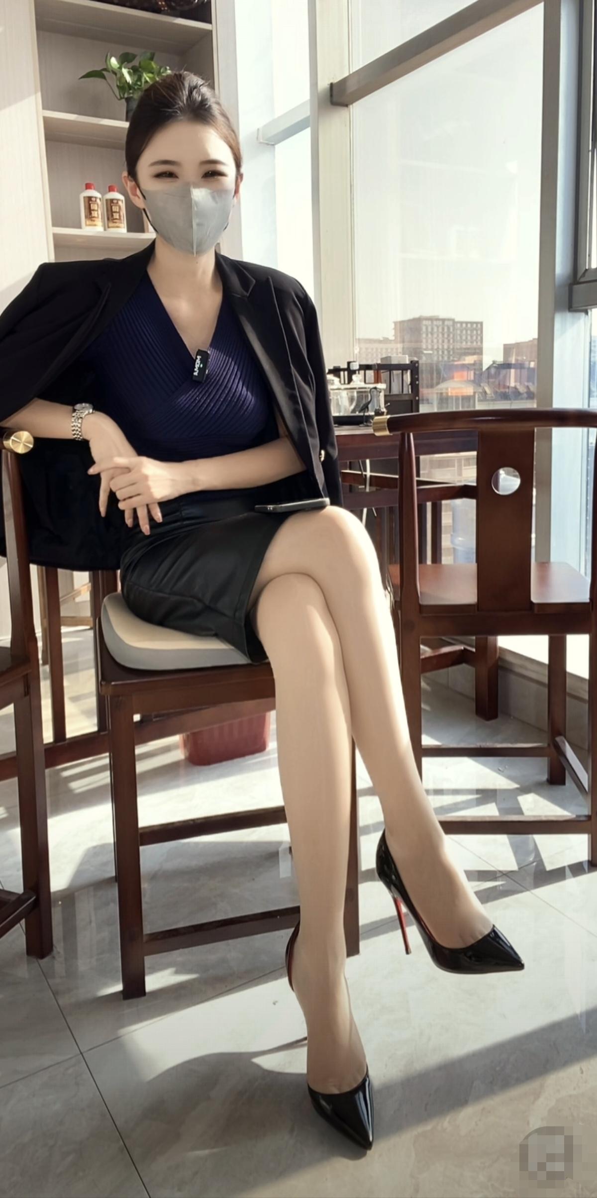 都市女郎的优雅穿搭，自信满满！高跟鞋丝袜大长腿尽显御姐女王气质！御姐 大长腿 高