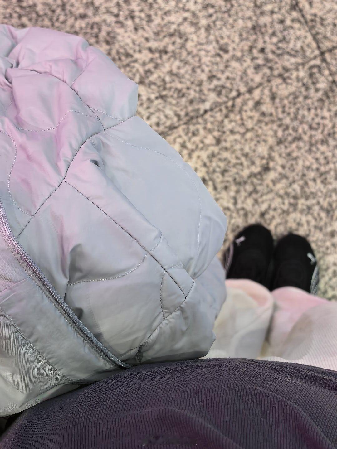 深圳好热 穿着秋裤拿着大棉袄流汗