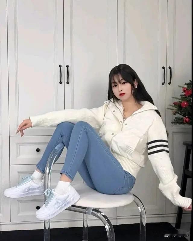 冬日穿搭指南：白色毛衣+牛仔裤，轻松舒适又时尚！